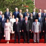 L'ancien conseiller fédéral UDC Ueli Maurer (en haut à gauche) figurait parmi la vingtaine de dirigeants présents sur place. KEYSTONE/EPA XINHUA NEWS AGENCY/XINHUA / SHEN HONG